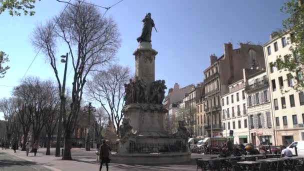 Ein Denkmal Auf Einer Straße Der Stadt — Stockvideo