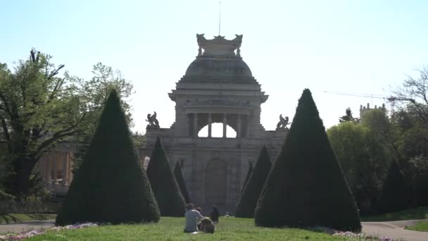 Les Gens Relaxent Dans Parc — Video