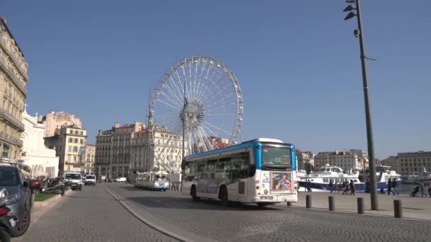Gatutrafik Nära Ett Pariserhjul — Stockvideo