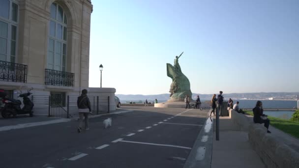 Nsanlar Bir Anıtın Yanında Yürüyor — Stok video