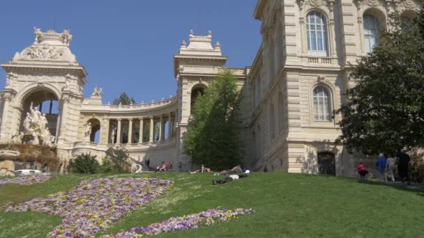 People Relaxing Palais Longchamp Marseille — Stock Video