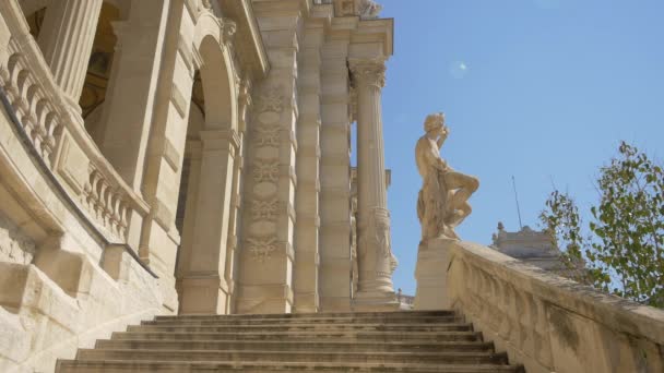 Una Estatua Alto Las Escaleras — Vídeo de stock