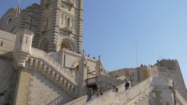 Άνθρωποι Στις Σκάλες Οδηγούν Μια Εκκλησία — Αρχείο Βίντεο