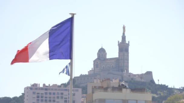 Eine Französische Flagge Weht Marseille — Stockvideo