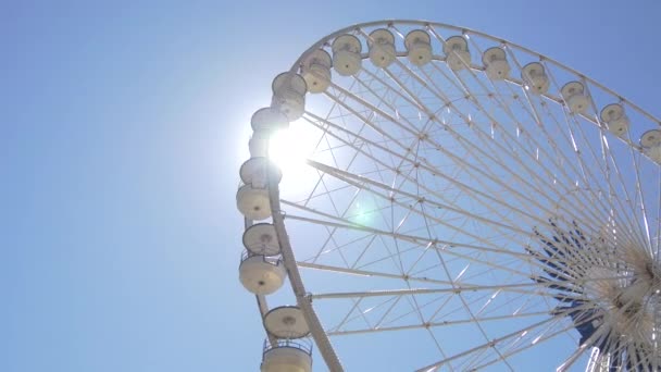 Una Ruota Panoramica Alla Luce Del Sole — Video Stock