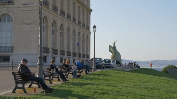 Personnes Relaxant Sur Des Bancs Bois — Video