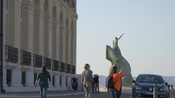 Gente Caminando Cerca Una Estatua Conmemorativa — Vídeos de Stock