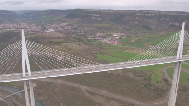 Vista Aérea Del Viaducto Millau Sobre Valle — Vídeos de Stock