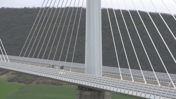 Coches Viaducto Millau Francia — Vídeos de Stock