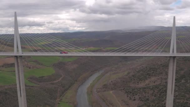 ターン上のMillau Viaductの空中ビュー — ストック動画