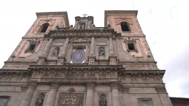 Фасад Иезуитской Церкви Стены Статуи — стоковое видео