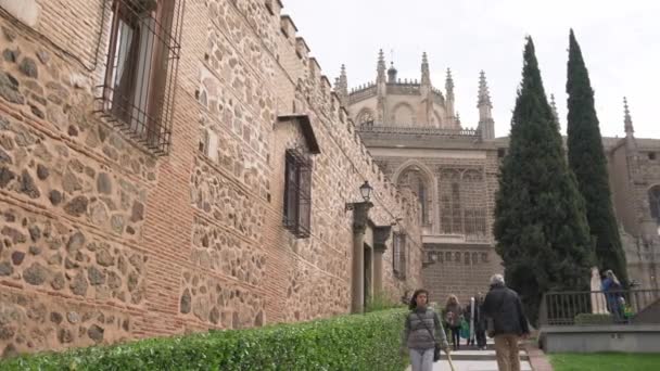 산후안데 레예스 수도원 근처를 걸어가다 — 비디오