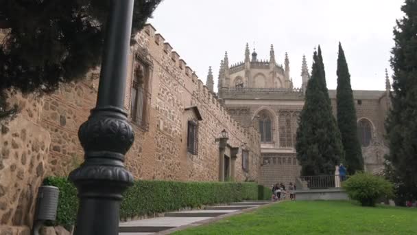Kloster San Juan Los Reyes Und Eine Mauer — Stockvideo