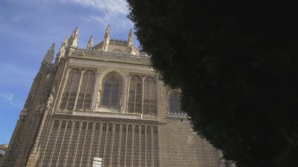 フアン レイエス修道院の木の後ろに見た — ストック動画