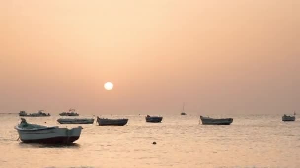 Calendário Dos Barcos Ancorados Pôr Sol — Vídeo de Stock