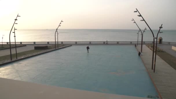海の近くのスケートボードの人 — ストック動画