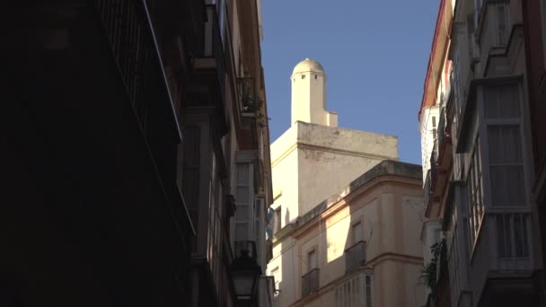 Gebouwen Gezien Vanaf Een Schaduwrijke Straat — Stockvideo