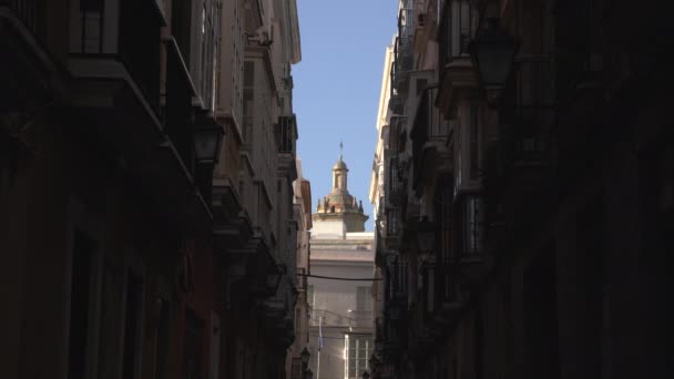 Kuppel Von Einer Schattigen Gasse Aus Gesehen — Stockvideo