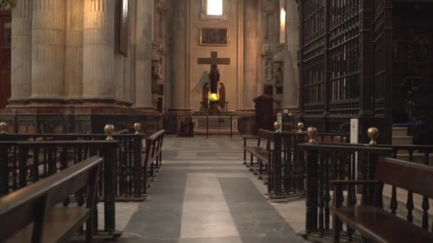 Bänke Und Altar Einer Kirche — Stockvideo