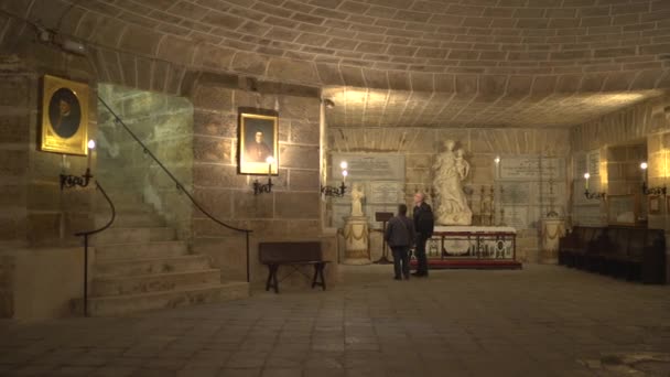 大教堂墓穴里的人 — 图库视频影像
