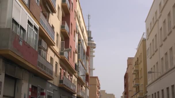 Apartman Binaları Olan Bir Sokaktan Görülen Bir Kule — Stok video