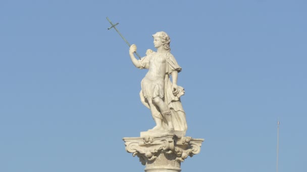 Statue mit Schwert
