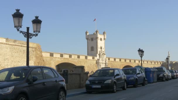 Zaparkowane Samochody Przy Kamiennej Ścianie Wieżą — Wideo stockowe
