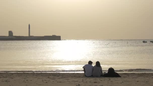 一对夫妇坐在海岸上 — 图库视频影像