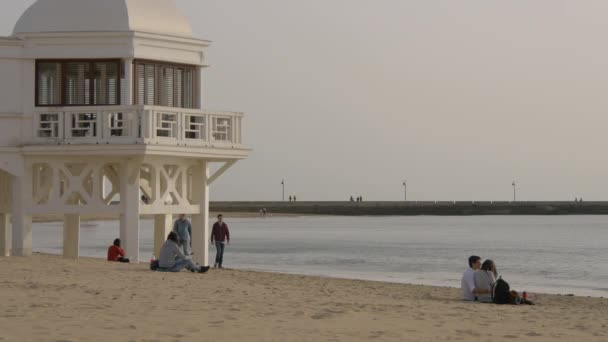 Άνθρωποι Χαλαρώνουν Μια Παραλία — Αρχείο Βίντεο