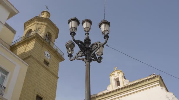 Poste Lámpara Vintage Cerca Una Iglesia — Vídeo de stock