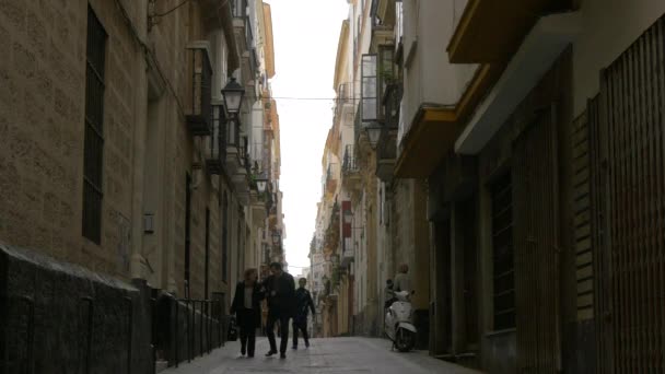 Les Gens Marchent Dans Une Rue Étroite — Video