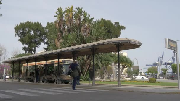 Cadiz的一个公共汽车候车亭 — 图库视频影像