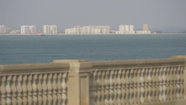 手すりから見える海岸線の建物 — ストック動画