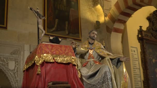 Estatua Santo Sentado Mesa — Vídeo de stock