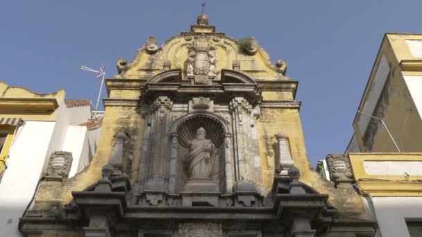 Скульптура Воротах Церкви Сан Пабло — стоковое видео