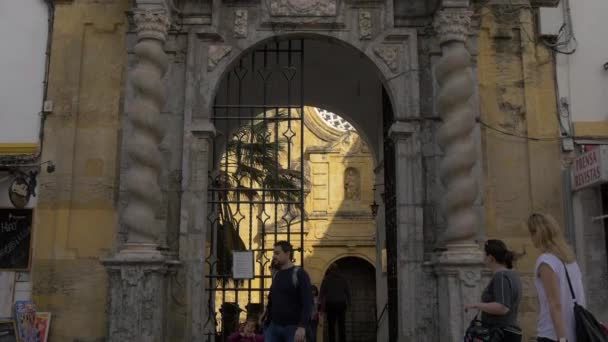 Tilt San Pablo Church Gate — Vídeos de Stock