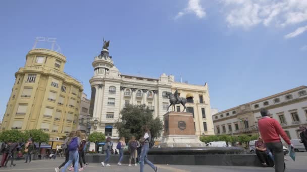 Passeggiando Accanto Alla Statua Equestre Don Gonzalo Fernandez — Video Stock