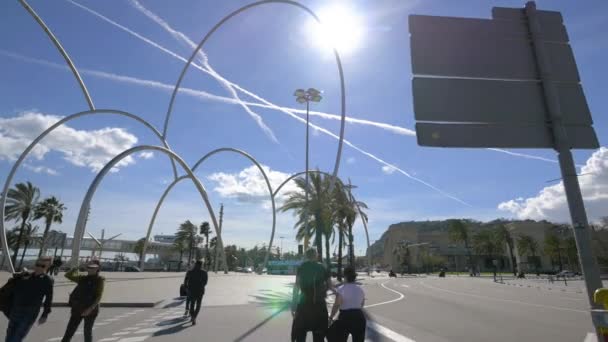 Turister Nära Vågorna Skulptur Barcelona — Stockvideo