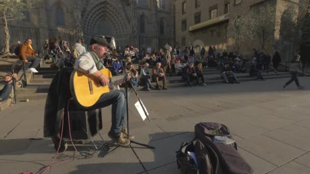 Tocando Guitarra Uma Praça Cidade — Vídeo de Stock