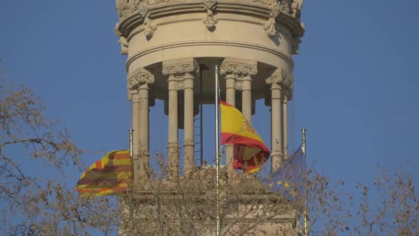 西班牙国旗在塔附近飘扬 — 图库视频影像