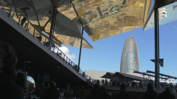 Mercado Cerca Torre Agbar Barcelona — Vídeos de Stock