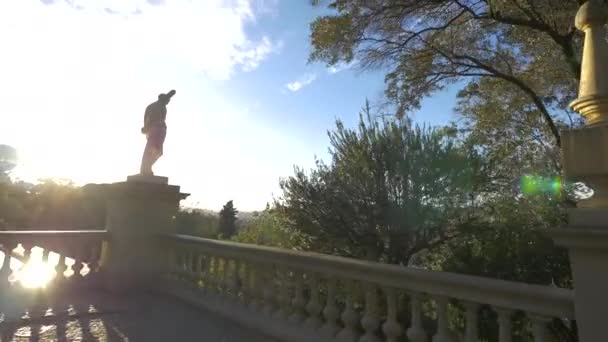 Statuen Auf Einem Geländer — Stockvideo