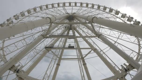 Niski Kąt Widzenia Ferris Wheel Obracający Się — Wideo stockowe