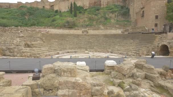 罗马剧院和城堡的倾斜部分 — 图库视频影像