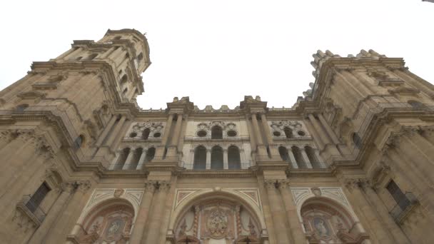 マラガ大聖堂のファサードの低い角度 — ストック動画