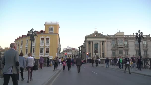 Люди Ходять Пуенте Лос Пеліґрос — стокове відео