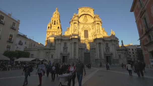 Caminhando Frente Catedral Santa Maria — Vídeo de Stock