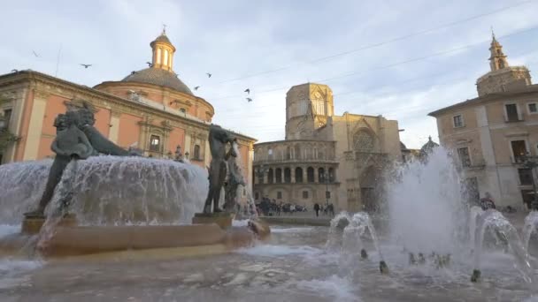 プラザ ヴェルジュの彫像と春の噴水 — ストック動画