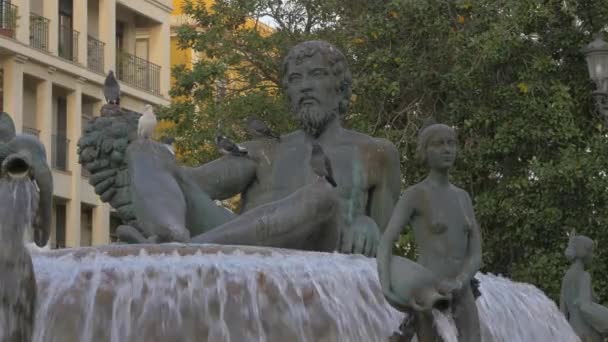 Statues Sur Une Fontaine Ressorts — Video
