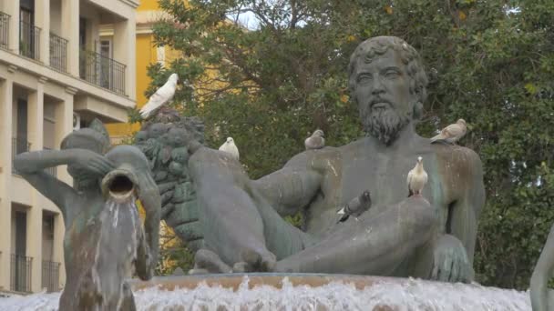 Statue Sur Dessus Une Fontaine — Video